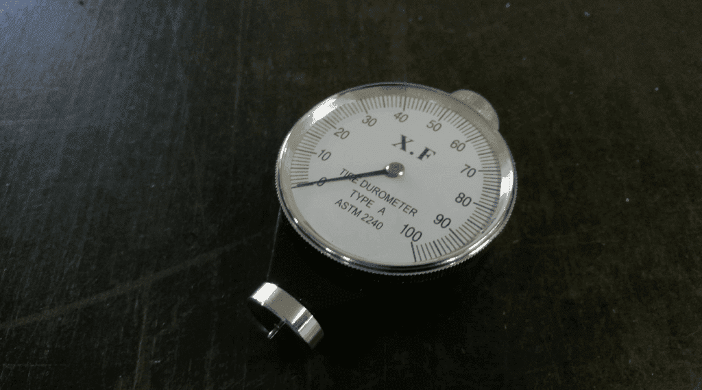 Duromter mierzy jak twarde są wyroby gumowe i silikonowe. Uszczelki, o-ringi, tulejki, tuleje.