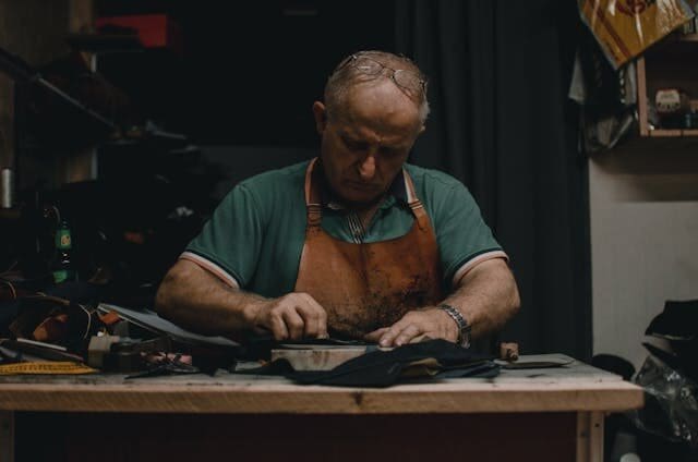 Schemat porównujący mieszanki gumowe NBR, EPDM i FKM stosowane w uszczelkach przemysłowych